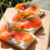 Lachshäppchen mit Dill, Zitrone & Dijonsenfsauce – Bild 2